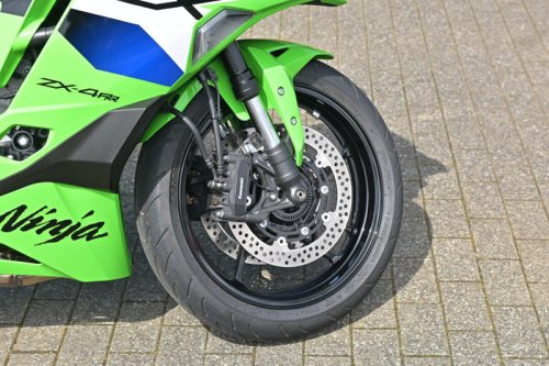 国産400cc4気筒エンジンのステイタスは唯一無二! なのにビギナーにも乗りやすい【カワサキ Ninja ZX-4RR】