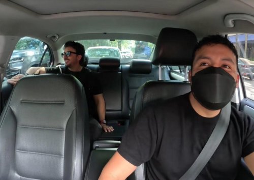Este taxista vivió el mejor viaje de su vida: un famoso cantante se subió a su coche y su canción sonó en la radio en el momento perfecto