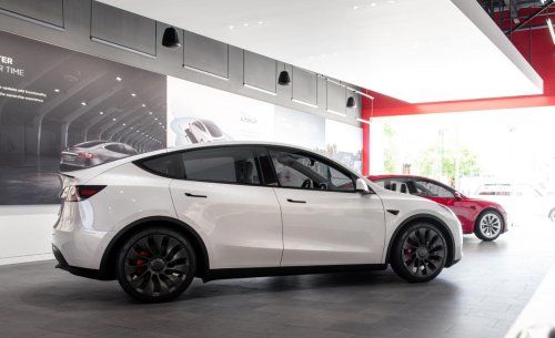 Tesla, El dilema de los 50.000 Tesla nuevos: por qué los coches de Elon Musk empiezan a acumular polvo en las campas