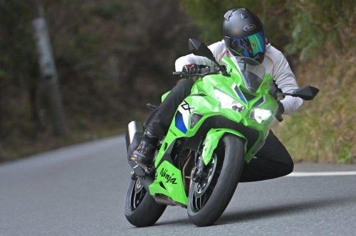 国産400cc4気筒エンジンのステイタスは唯一無二! なのにビギナーにも乗りやすい【カワサキ Ninja ZX-4RR】