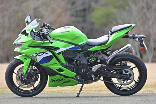 国産400cc4気筒エンジンのステイタスは唯一無二! なのにビギナーにも乗りやすい【カワサキ Ninja ZX-4RR】