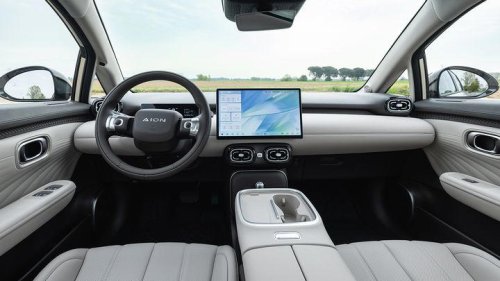 GAC | Renault | GAC ataca en Europa con el nuevo Aion UT, 430 km de autonomía y menos de 28.000 € para ir a por el Renault 5