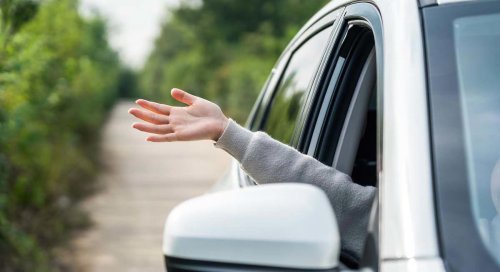 Conducir con las ventanas bajadas te puede hacer perder dinero: así afecta al consumo de combustible