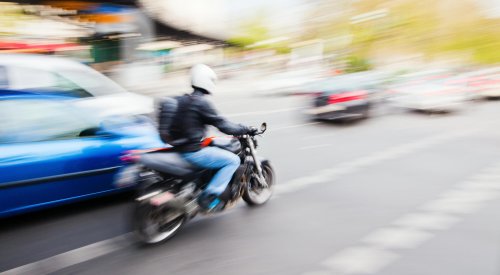 ¿Eres uno de ellos? Si aceleras cuando te adelantan, la psicología te explica por qué lo haces y qué significa esta conducta