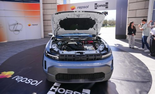 El motor de combustión hecho en España de consumo irrisorio y que dice adiós al petróleo: así es el nuevo híbrido de Horse y Repsol