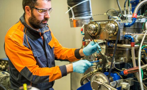 El motor de combustión hecho en España de consumo irrisorio y que dice adiós al petróleo: así es el nuevo híbrido de Horse y Repsol