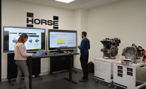 El motor de combustión hecho en España de consumo irrisorio y que dice adiós al petróleo: así es el nuevo híbrido de Horse y Repsol