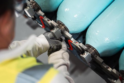 BMW, BMW rompe la barrera del espacio: así es su nuevo depósito plano de hidrógeno para el iX5