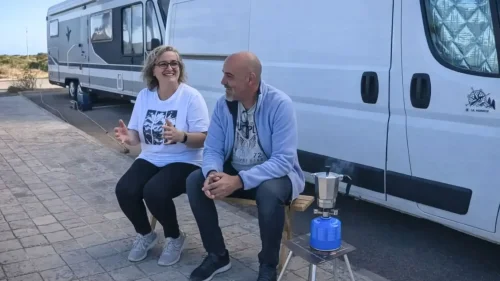 Esta pareja lleva viviendo cuatro años con 100 euros a la semana en una camper: “Gastamos dos botellas de butano al año”