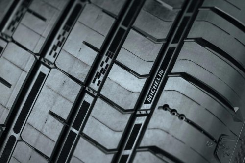 Michelin coloca una banda de espuma de poliuretano diseñada a medida dentro de sus neumáticos