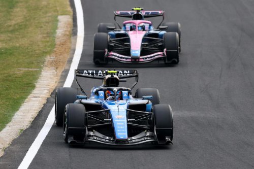 Carlos Sainz detalla los fallos del FW48 de Williams que sufre con Alex Albon: "Una combinación"