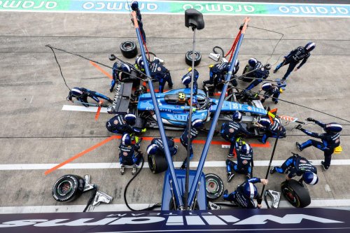 Carlos Sainz detalla los fallos del FW48 de Williams que sufre con Alex Albon: "Una combinación"