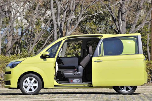 実は好バランスだったトヨタ スペイド。助手席スライドドアと1.5Lエンジンがもたらした、利便性と安心感【10年ひと昔の新車】