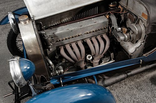 Los bellos héroes de la motor de ocho cilindros en línea