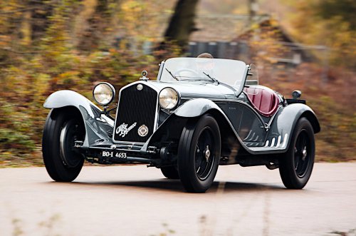 Los bellos héroes de la motor de ocho cilindros en línea