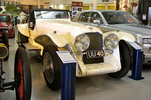 Los bellos héroes de la motor de ocho cilindros en línea