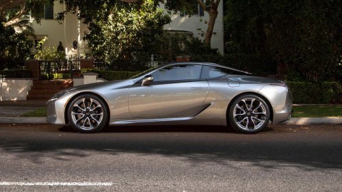 The luxury hybrid most people don't realize is a hybrid