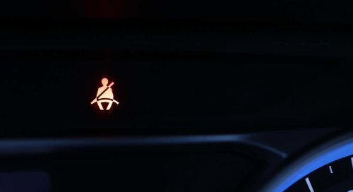 Qué significa que la luz del cinturón de seguridad se quede encendida aunque ya te hayas abrochado
