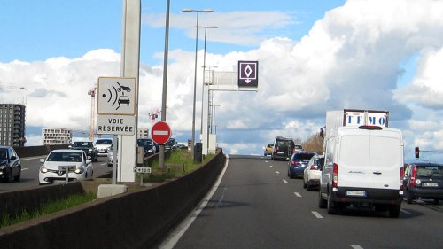 Si ves esta señal azul con rombo blanco en España, preocúpate mucho y para lo antes posible: estás en otro país y no lo sabías