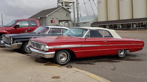 1964 Ford Galaxie 500 vs 1964 Pontiac Bonneville, which one still feels right today?