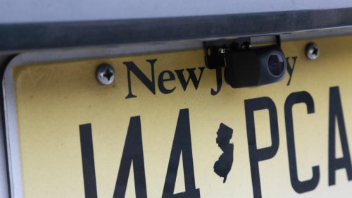 This $199 gadget turns your rearview mirror into a dash cam and backup camera