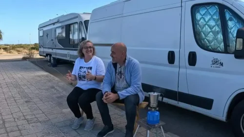 Juanma y Tony son pareja y llevan viviendo cuatro años con 100 euros a la semana en una camper: “Gastamos dos botellas de butano al año”