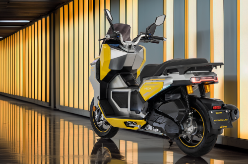 La moto que adorarán los fans del 'cyberpunk' llega a España y es así de barata