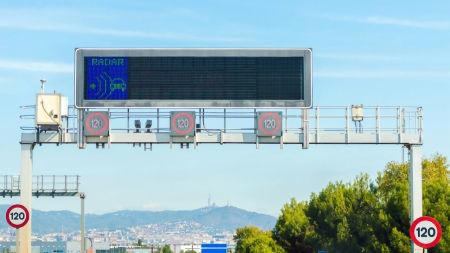Vandalizan radares y responden con cabinas antibalas: así son los nuevos radares Cybertruck