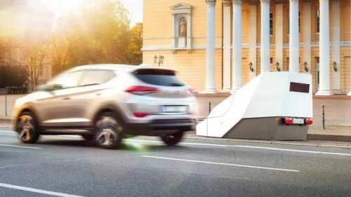 Vandalizan radares y responden con cabinas antibalas: así son los nuevos radares Cybertruck