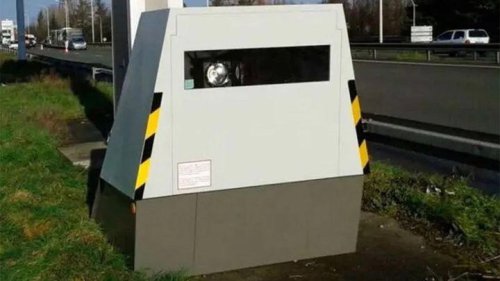 Vandalizan radares y responden con cabinas antibalas: así son los nuevos radares Cybertruck