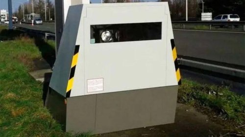 Vandalizan radares y responden con cabinas antibalas: así son los nuevos radares Cybertruck