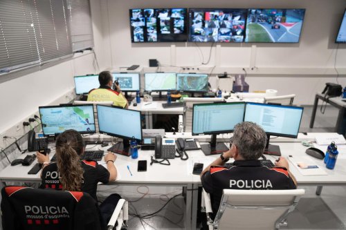 Un conductor pasa un peaje gratis de la C-16 en Cataluña junto a un coche camuflado de los Mossos