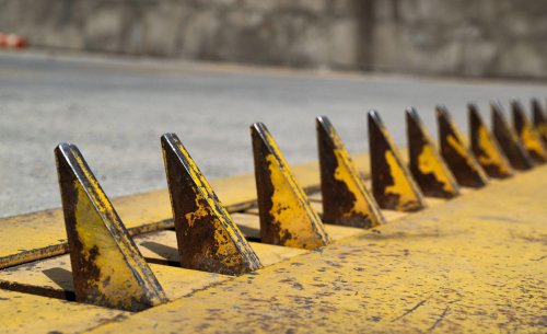 Lo que ocurre al entrar por el sitio equivocado en este comercio está dejando a los conductores sin ruedas