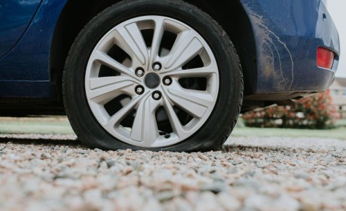 Lo que ocurre al entrar por el sitio equivocado en este comercio está dejando a los conductores sin ruedas