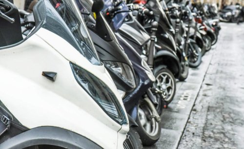 ¿Por qué la grúa se ha llevado mi moto en el centro de Madrid? El error que te costará 200 euros