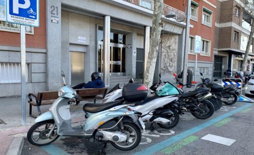 ¿Por qué la grúa se ha llevado mi moto en el centro de Madrid? El error que te costará 200 euros