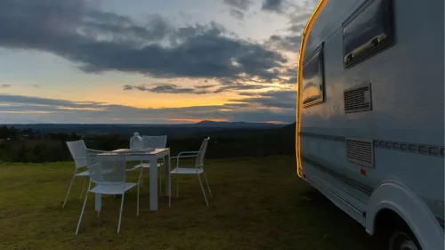 El Ministerio del Interior cambia las normas: todos los conductores de España con caravana tendrán que cumplir con la nueva instrucción de la DGT