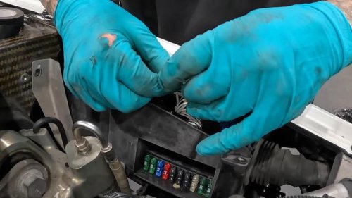 Bugatti, Bugatti Veyron, El milagro de los 5 €: un famoso YouTuber se ahorra 350.000 € reparando su Bugatti Veyron embargado con un simple cambio