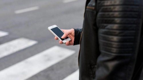 La DGT avisa: esta multa que te puede caer si cruzas la calle mirando el móvil