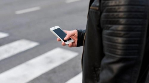 La DGT avisa: esta multa que te puede caer si cruzas la calle mirando el móvil
