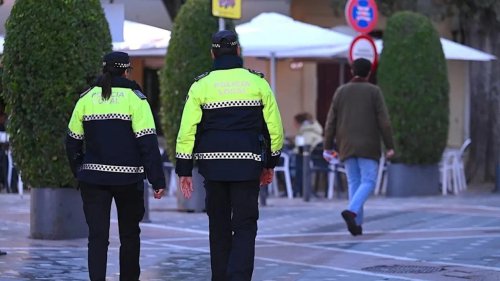 La DGT avisa: esta multa que te puede caer si cruzas la calle mirando el móvil