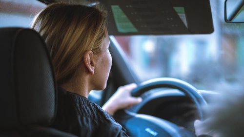 Un mal hábito al volante explicaría por qué las mujeres sufren más lesiones en accidentes de tráfico, según expertos