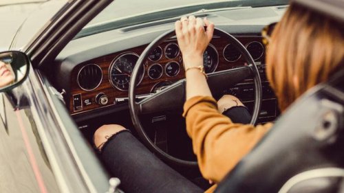 Un mal hábito al volante explicaría por qué las mujeres sufren más lesiones en accidentes de tráfico, según expertos