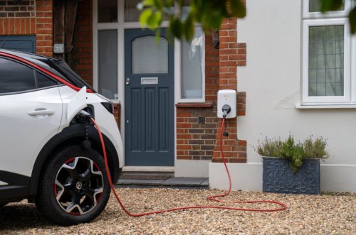 Cómo cargar tu coche eléctrico desde casa, además de las ventajas