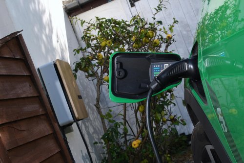 Cómo cargar tu coche eléctrico desde casa, además de las ventajas