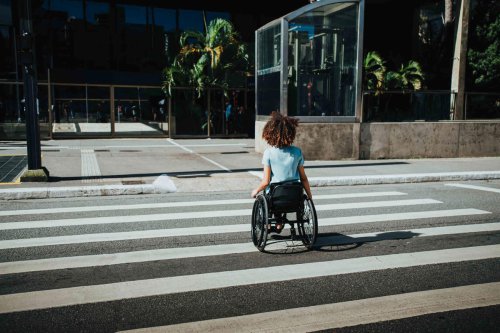 Cazan a un hombre en silla de ruedas entrando en una rotonda de Fuenlabrada: los comentarios del vídeo son oro puro