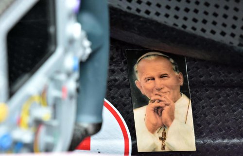 La Iglesia solicitó que Fernando Alonso pilotase el papamóvil en Madrid: "Yo creo que sabe conducir"