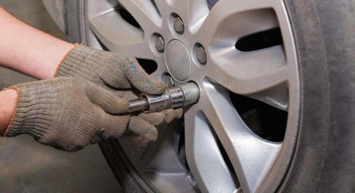 Después de cambiar las ruedas hay que volver a apretar las tuercas: este es el momento justo para hacerlo