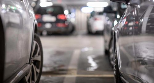 Los expertos en motor coinciden: "El error número al salir del estacionamiento es girar el volante antes de tiempo"