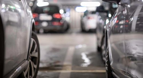 Los expertos en motor coinciden: "El error número al salir del estacionamiento es girar el volante antes de tiempo"